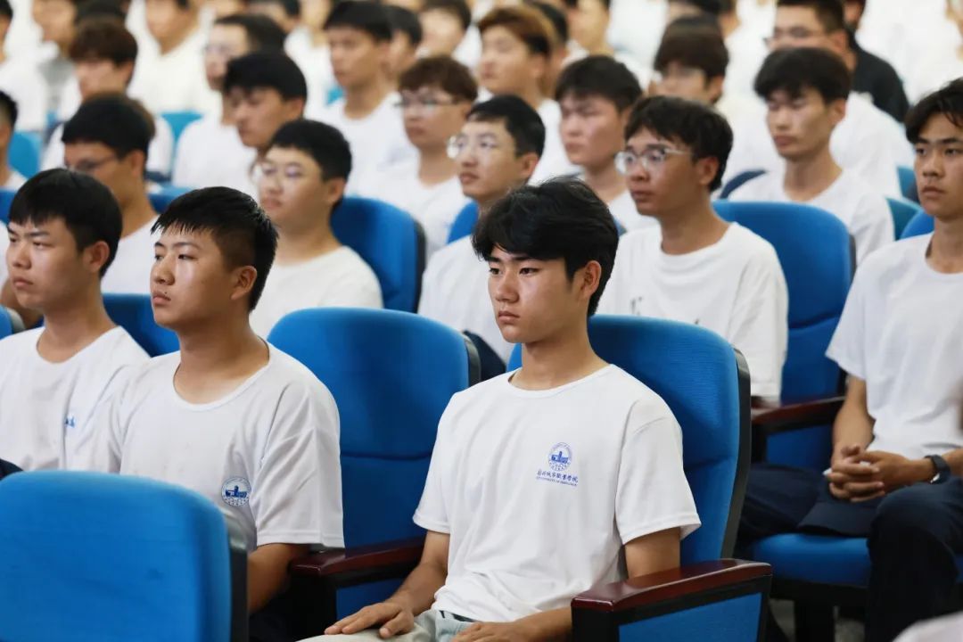 河南省国防教育讲师马昕走进郑州城市职业学院