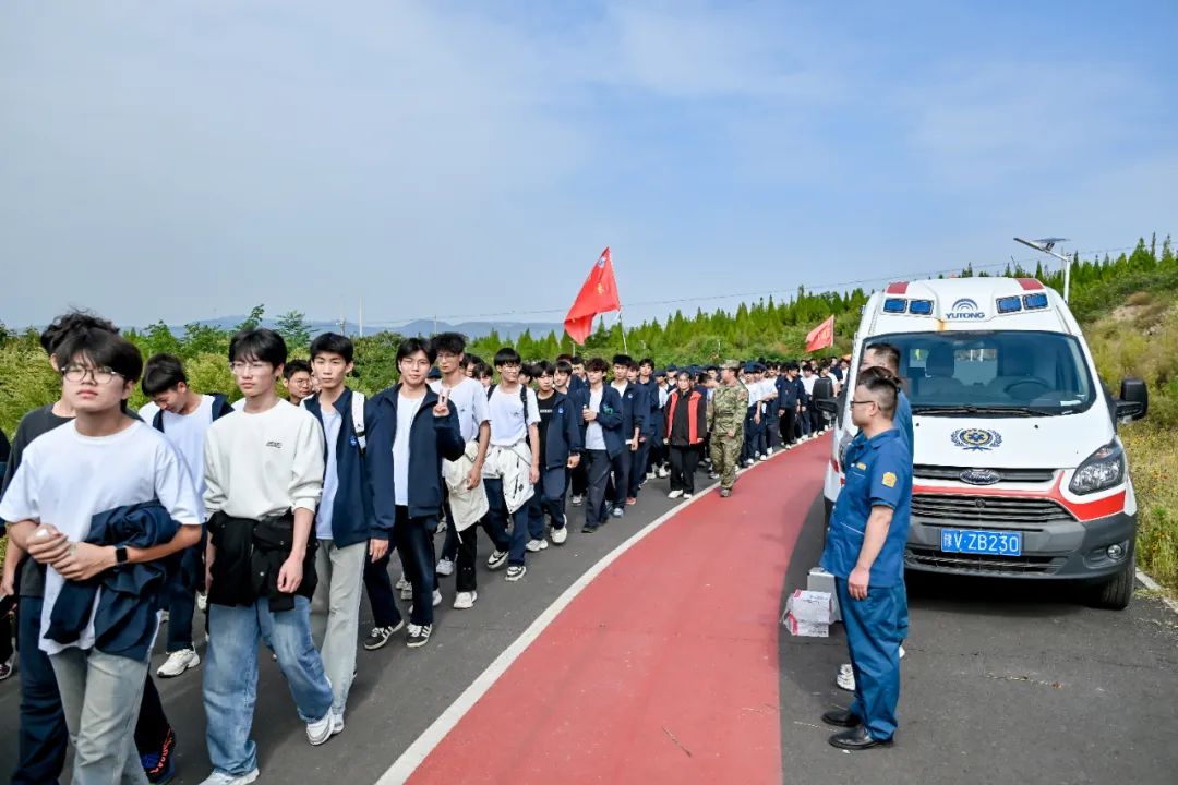 郑州城市职业学院新生军训拉练