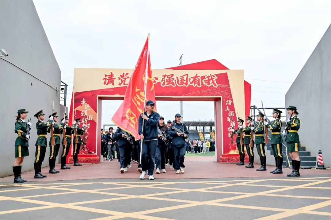 郑州城市职业学院新生军训拉练